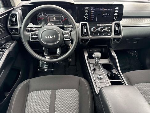 Used 2022 Kia Sorento LX image 11