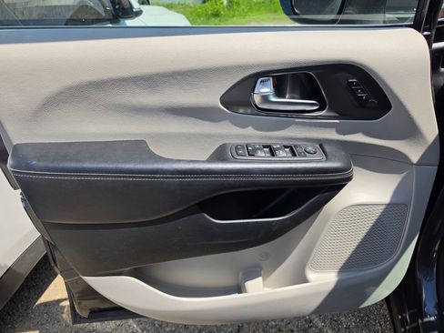 Used 2022 Chrysler Pacifica Touring-L FWD image 5