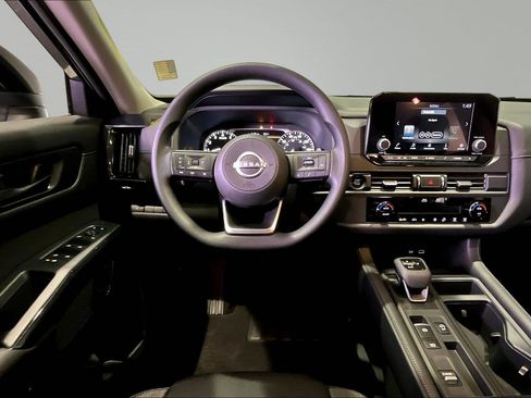Used 2025 Nissan Pathfinder S image 8
