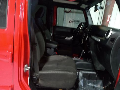 Used 2017 Jeep Wrangler Unlimited Sahara w/ Connectivity Group AWD/4WD image 16