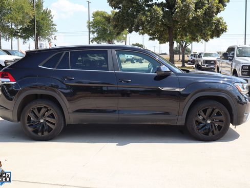 Used 2023 Volkswagen Atlas Cross Sport SE w/ Panoramic Sunroof Package FWD image 2