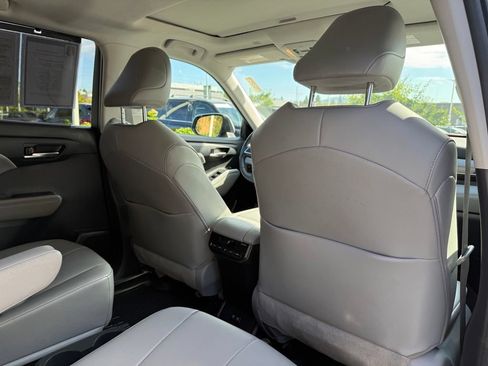 Used 2021 Toyota Highlander XLE AWD/4WD image 19