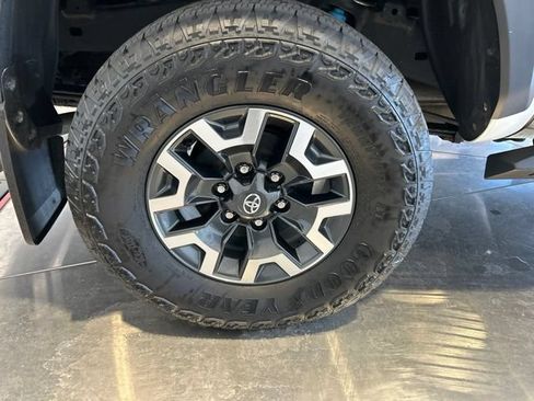 Used 2023 Toyota Tacoma TRD Off-Road w/ Technology Package AWD/4WD image 16