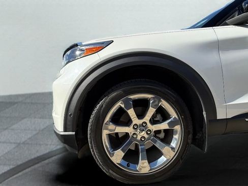 Used 2020 Ford Explorer Platinum w/ Premium Technology Package image 18