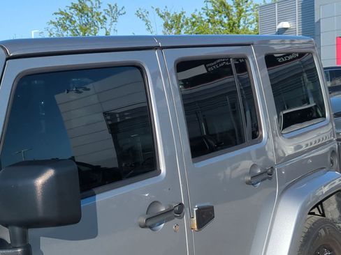 Used 2017 Jeep Wrangler Unlimited Sahara w/ Dual Top Group AWD/4WD image 10