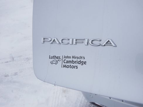 Certified 2022 Chrysler Pacifica Touring-L image 18