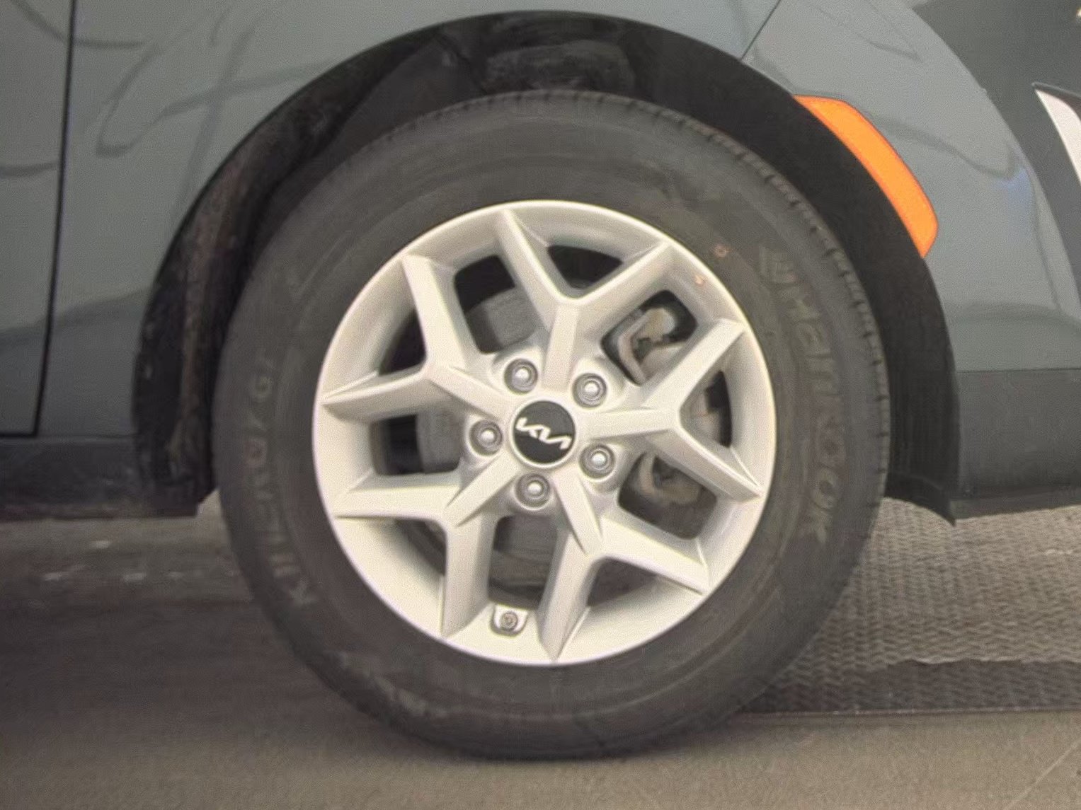 Certified 2025 Kia Soul LX w/ LX Technology Package FWD image 9