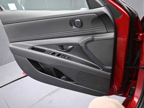 Used 2025 Hyundai Elantra SEL image 11