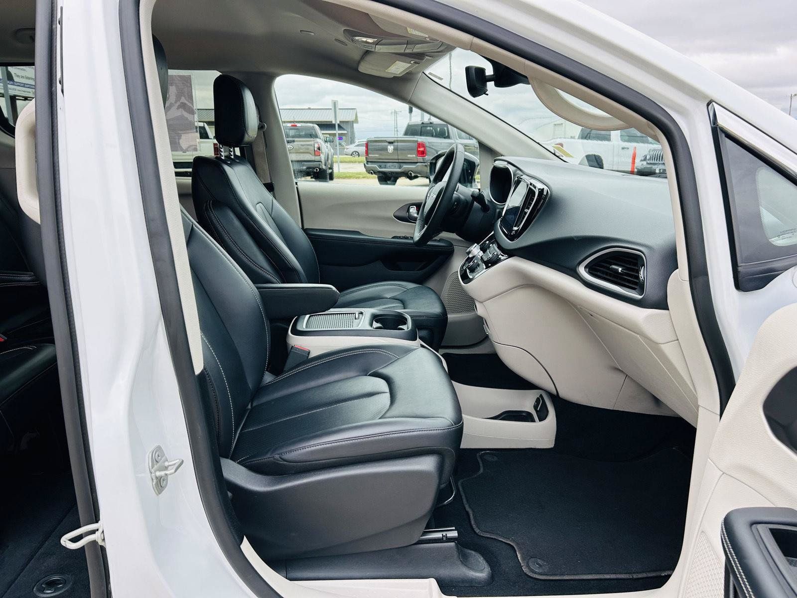 Used 2024 Chrysler Pacifica Touring-L FWD image 33