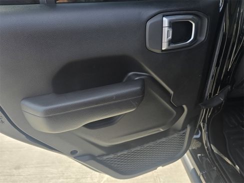 Used 2023 Jeep Gladiator Willys image 14