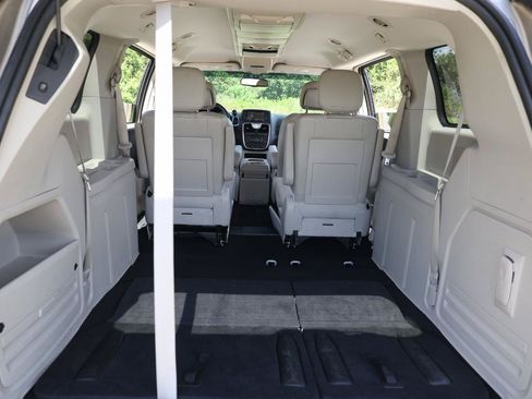 Used 2013 Chrysler Town & Country Touring FWD image 23