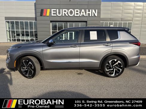 Used 2022 Mitsubishi Outlander SE image 2