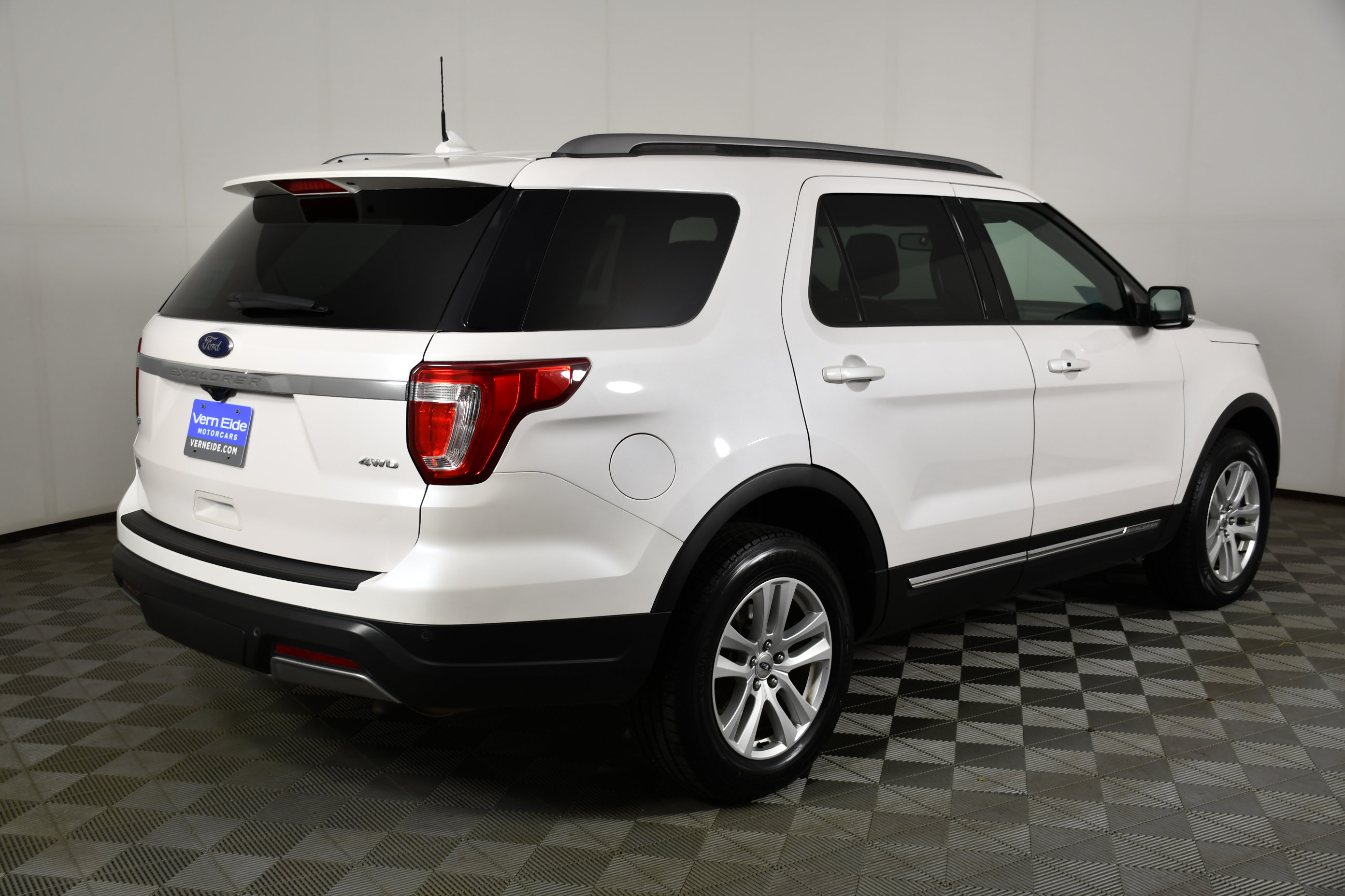 Used 2019 Ford Explorer XLT w/ Equipment Group 202A AWD/4WD image 6