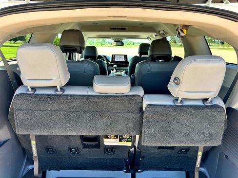 Used 2021 Toyota Sienna Limited image 17