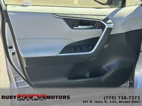 Used 2021 Toyota RAV4 XLE Premium image 9