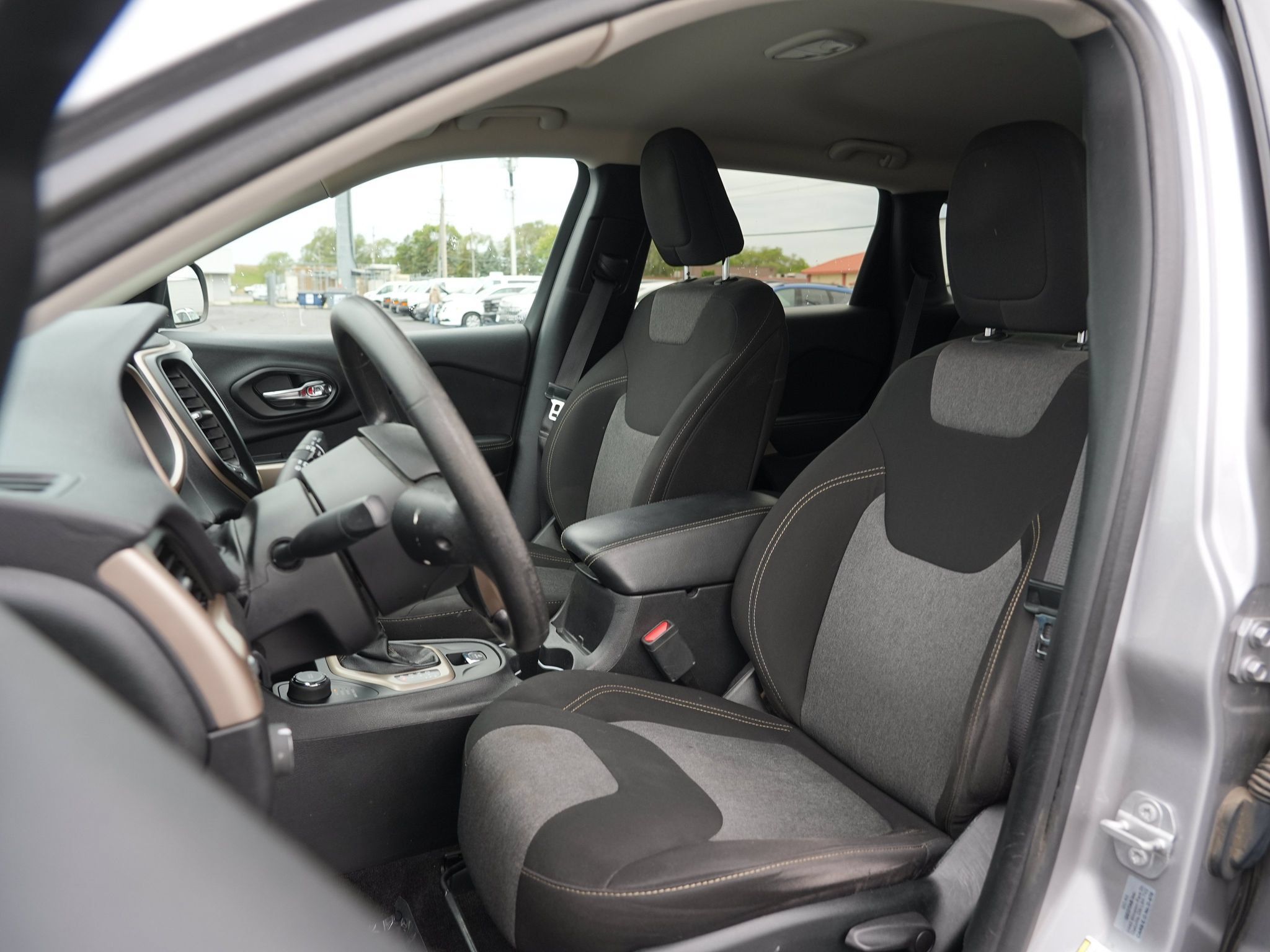 Used 2018 Jeep Cherokee Latitude w/ Safety Group AWD/4WD image 12