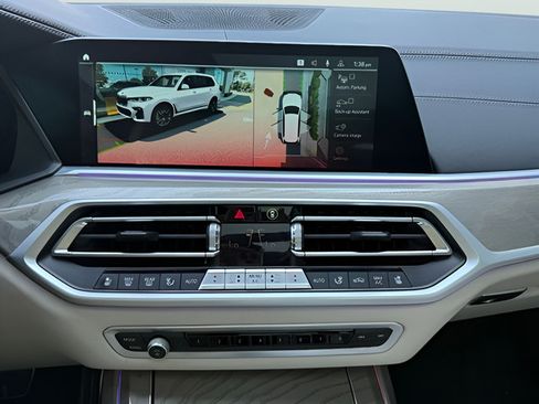Used 2022 BMW X7 xDrive40i w/ M Sport Package AWD/4WD image 24