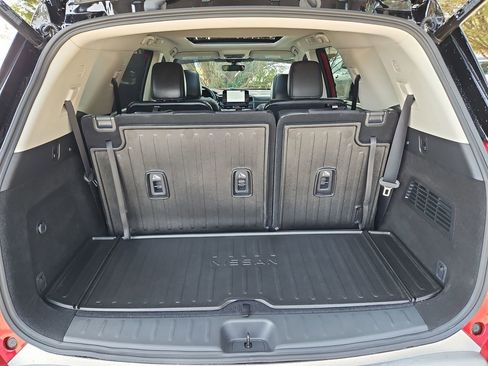 Used 2025 Nissan Pathfinder Platinum image 36