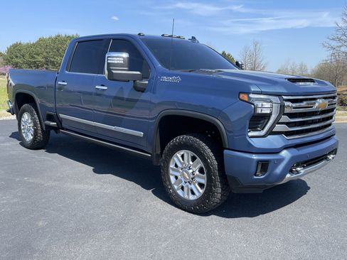 Used 2024 Chevrolet Silverado 2500 High Country w/ High Country Premium Package AWD/4WD image 2