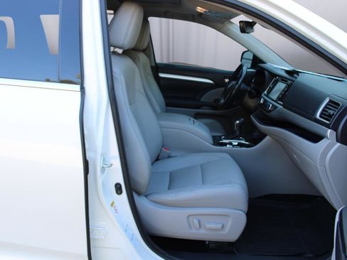 Used 2017 Toyota Highlander XLE image 38