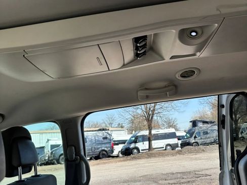 Used 2010 Chrysler Town & Country Touring image 37