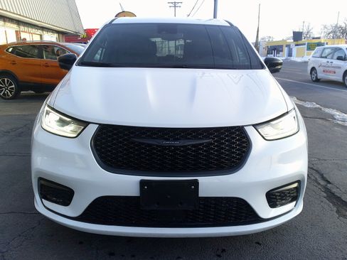 Used 2024 Chrysler Pacifica Select image 8