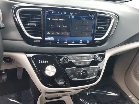 Used 2023 Chrysler Pacifica Touring-L FWD image 15