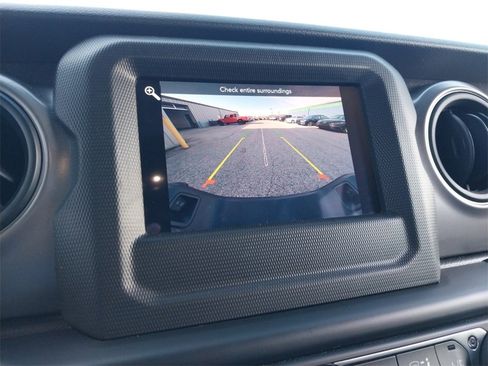 Used 2021 Jeep Gladiator Willys image 16