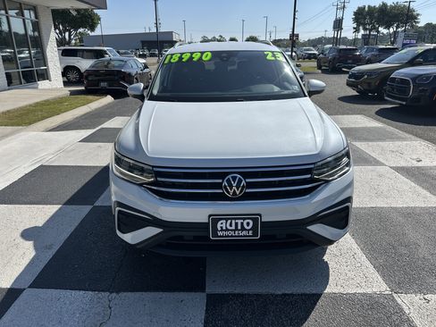 Used 2023 Volkswagen Tiguan SE FWD image 2