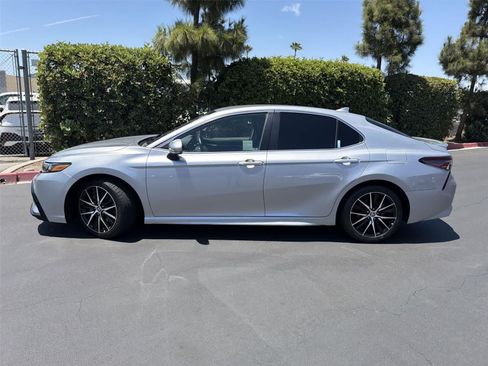 Used 2023 Toyota Camry SE w/ Convenience Package FWD image 3