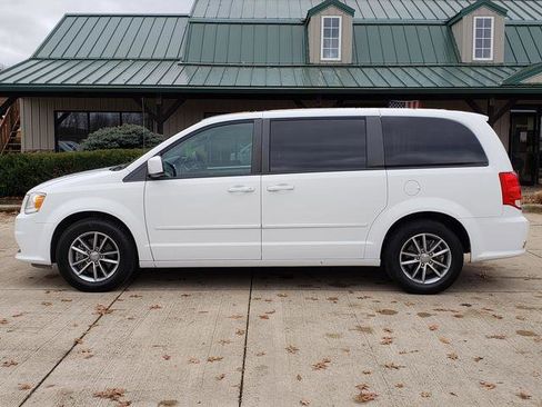 Used 2016 Dodge Grand Caravan SE image 2