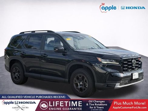 Used 2025 Honda Pilot TrailSport image 1