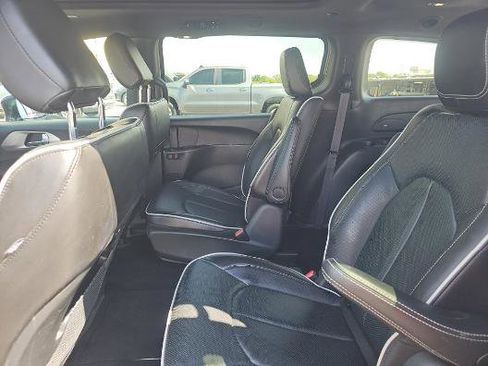 Used 2024 Chrysler Pacifica Premium FWD image 5