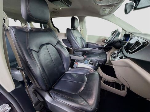 Used 2017 Chrysler Pacifica Touring-L image 30