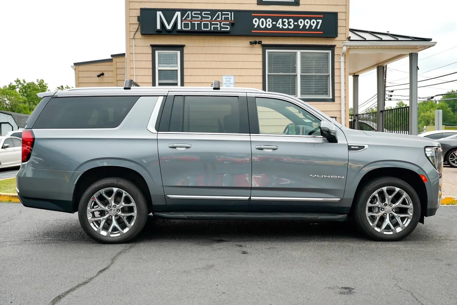 Used 2021 GMC Yukon XL SLT w/ Rear Media and Nav Package AWD/4WD image 4