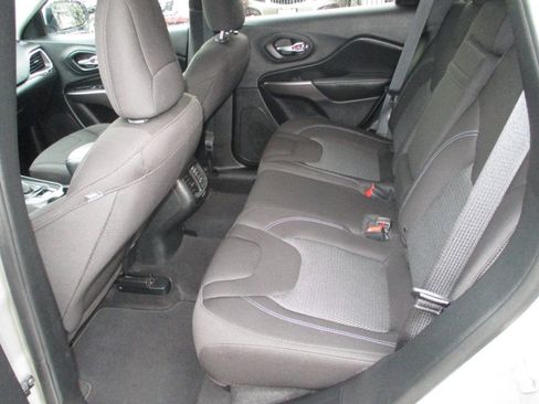 Used 2019 Jeep Cherokee Latitude w/ Popular Appearance Group AWD/4WD image 6