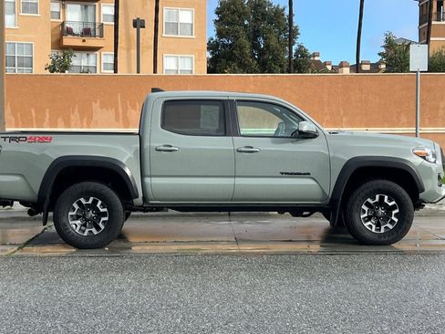 Used 2023 Toyota Tacoma TRD Off-Road w/ TRD Premium Off Road Package image 3