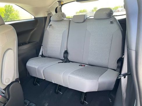 Used 2025 Toyota Sienna LE FWD image 18