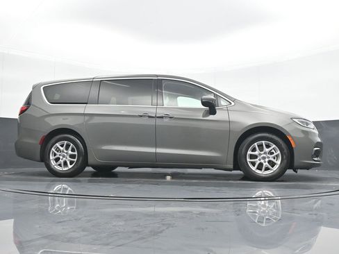 Used 2023 Chrysler Pacifica Touring-L image 22