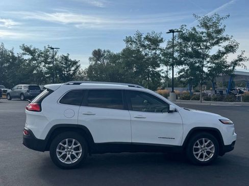 Used 2017 Jeep Cherokee Latitude w/ Comfort & Sound Group FWD image 8