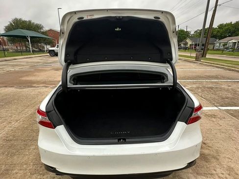 Used 2018 Toyota Camry XLE image 17