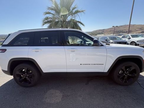 Used 2023 Jeep Grand Cherokee Altitude AWD/4WD image 6