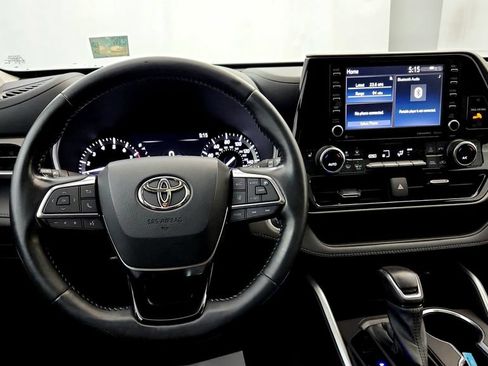 Used 2021 Toyota Highlander XLE AWD/4WD image 29