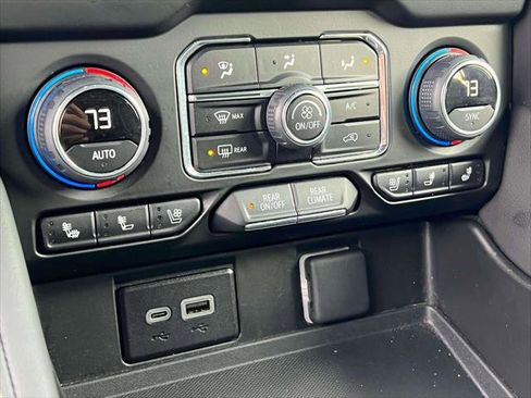 Used 2024 Chevrolet Suburban Premier image 26