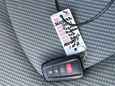 Used 2021 Toyota Highlander LE image 28