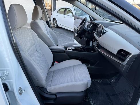 Used 2023 Nissan Rogue SV image 12