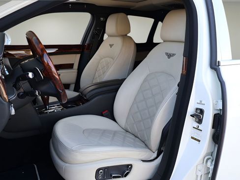 Used 2016 Bentley Mulsanne image 16