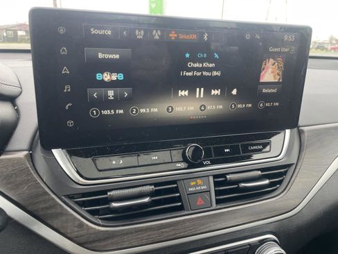 Used 2023 Nissan Altima 2.5 SV w/ SV Premium Package image 9