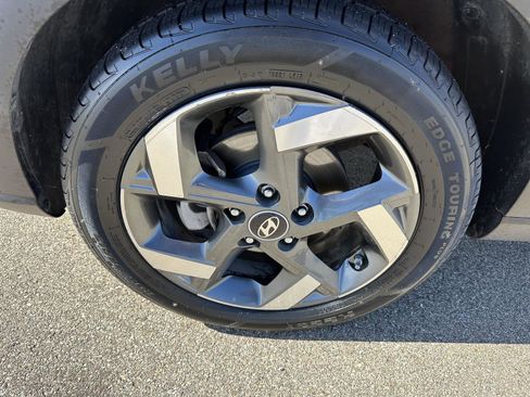 Used 2022 Hyundai Venue Limited image 12