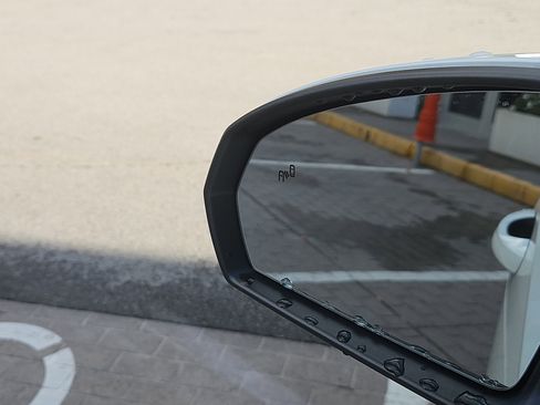 Certified 2025 Volkswagen Taos SEL image 18